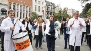 MÉDICOS. Exigen que se adelanten de forma urgente las paritarias en Tucumán.