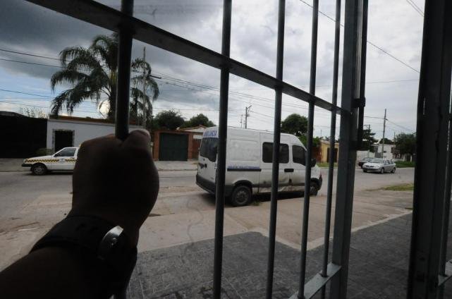MIEDO. La puerta del CAPS Eva Duarte tiene rejas y permanece cerrada