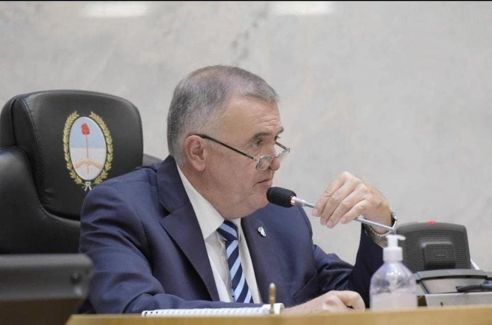 CON ALCOHOL EN GEL. Jaldo, desde el estrado de la Presidencia.