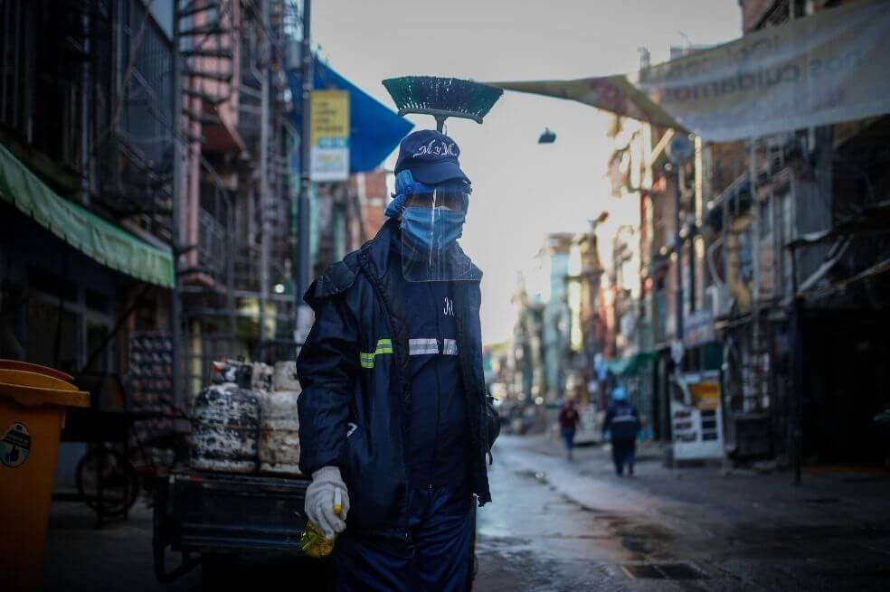 Un trabajador sanitario camina este viernes por una calle de la Villa 31, en Buenos Aires (Argentina). La capital argentina y la provincia que la circunda registran el mayor número de contagios en dicho país, con 1.924 casos en la provincia de Buenos Aires y 1.583 en la ciudad de Buenos Aires.EFE
