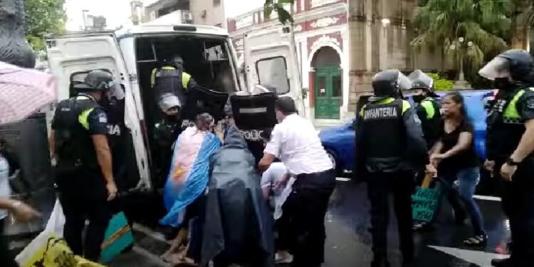 Sitas exige “el cese de la violencia” y denuncia “represión policial” en la plaza Independencia