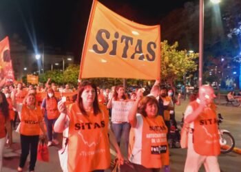 Marcha de las antorchas: la Salud está unida y de pie