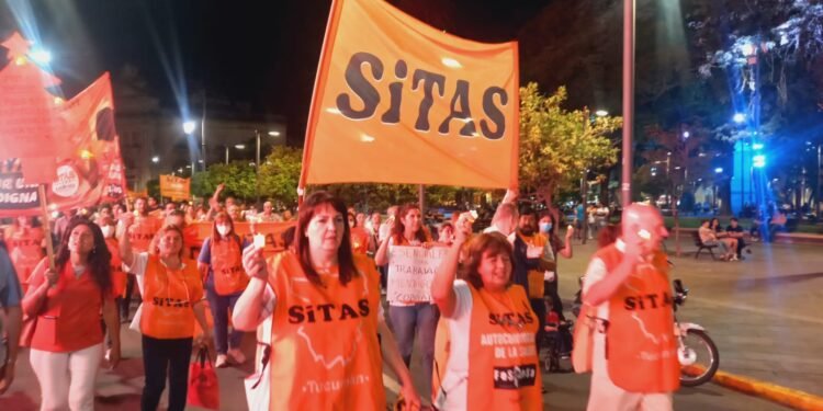 Marcha de las antorchas: la Salud está unida y de pie