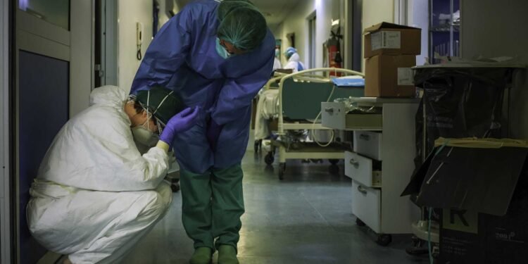 “Ayer héroes, hoy parias”: la lucha del personal de la Salud