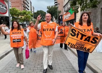 Movilización en rechazo al aumento salarial del 10% propuesto por el Gobierno